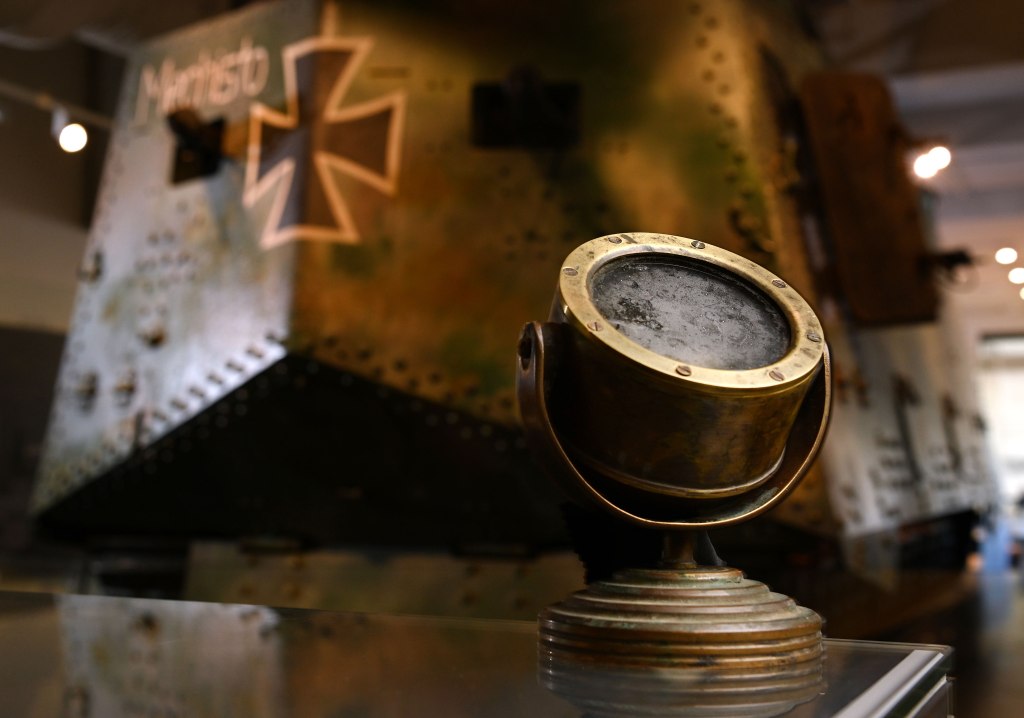 Synchronicity in motion: The mechanical engineer and Mephisto’s missing&nbsp;compass